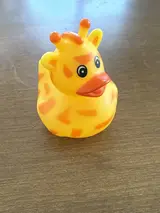 Giraffe a Duck
